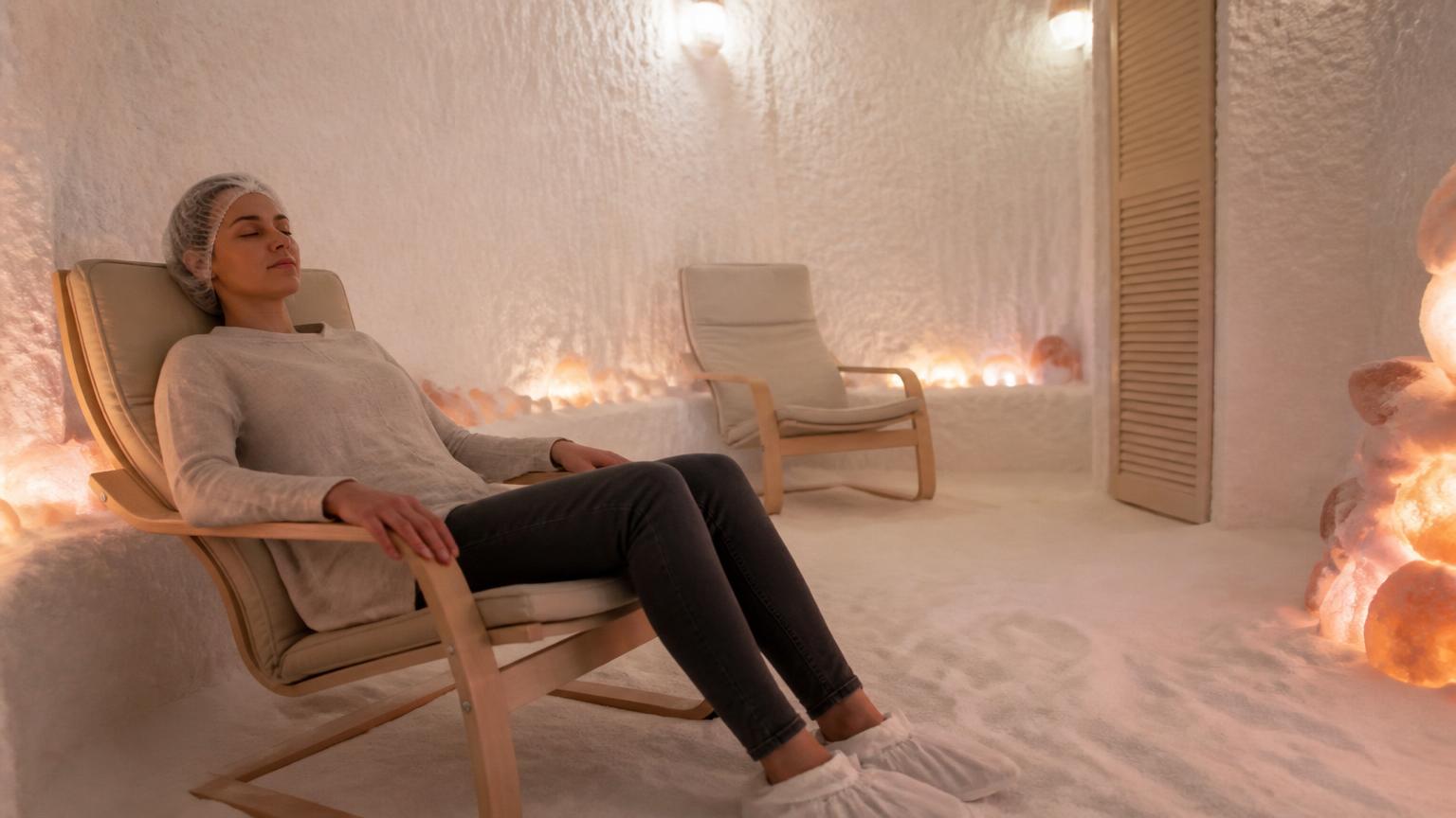Bezoeker met Long COVID volgt halotherapie in de zoutkamer van HaloClinic Nederland