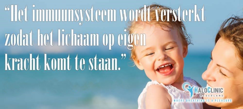 Glimlachende moeder met haar dochtertje — halotherapie bij HaloClinic Nederland versterkt het immuunsysteem zodat het lichaam op eigen kracht komt te staan