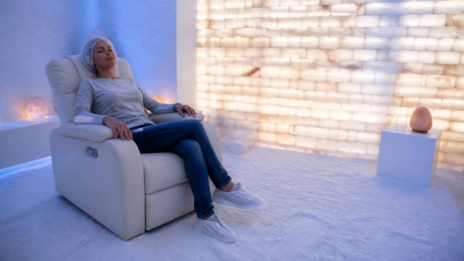 Bezoeker ontspant in de professionele zoutkamer van HaloClinic Nederland