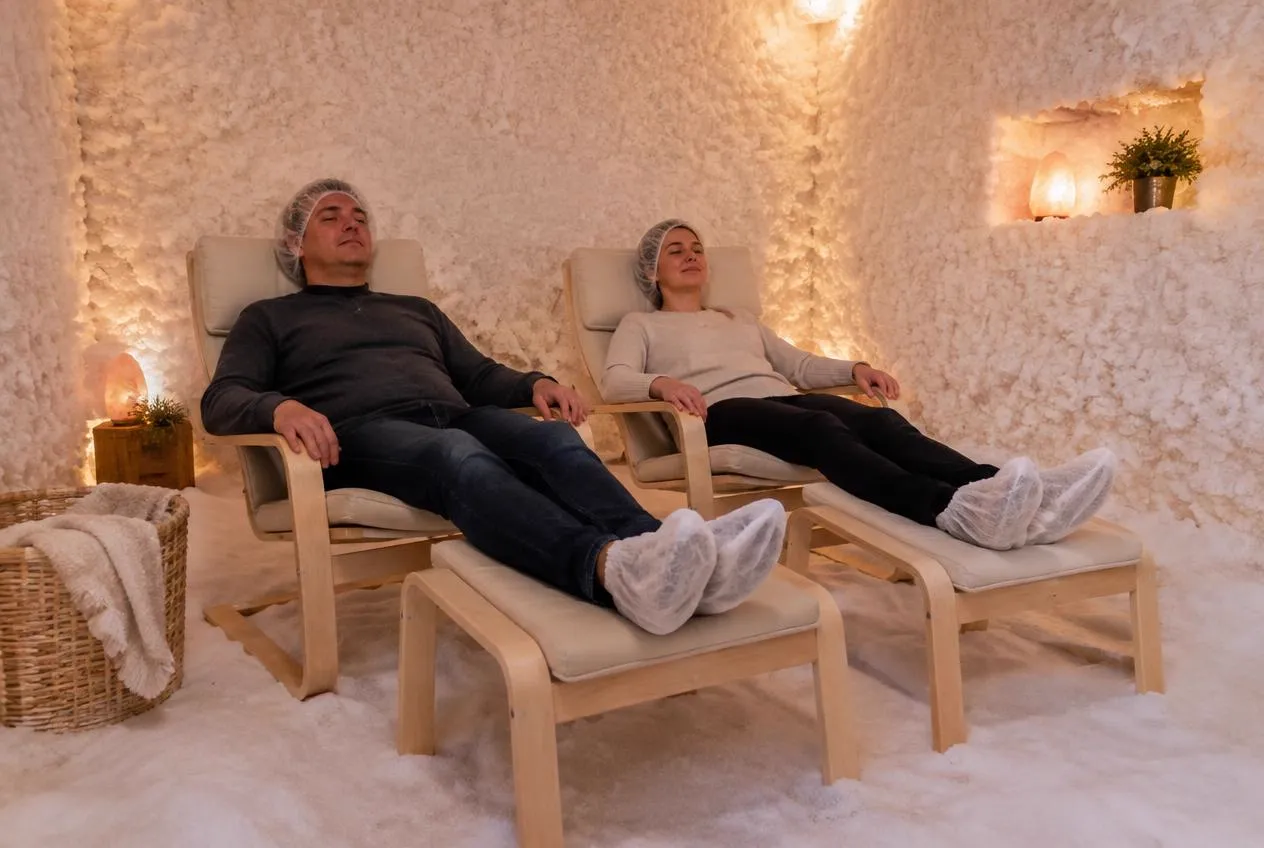 Bezoekers uit Leiden ontspannen in POÄNG-stoelen in de zoutkamer van HaloClinic Heemstede